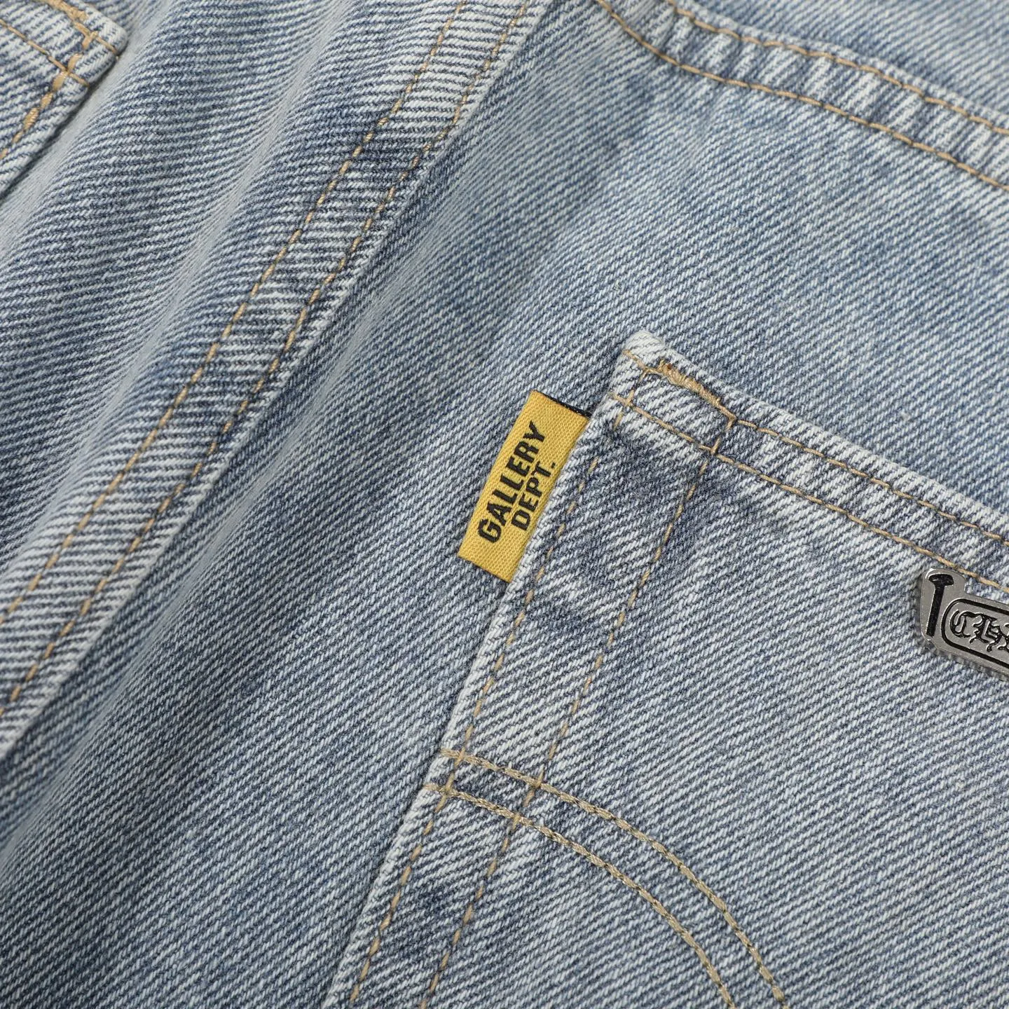 P280 Chrome Heart ｜Chrome Heart CH Heavy Industry Horsehair Spliced Flared Leather Jeans- 7*7 tannin 13.5 ammonia blue cow fabric, spliced with different colors of distressed denim, complete set of denim washing processes such as stone grinding, desizing, malaysian, hand rubbing, hanging grinding, fermentation washing, full spray, cat suede, etc. The genuine leather cross is made of natural horse hair and first-layer sheepskin. Because of the natural color of horse hair, different parts of the fur have different shades, and each pair is different, which is different from the imitation leather on the market. Each pair is the same; because the trousers are custom-made cross genuine leather trousers, they need to be disassembled many times, which is troublesome to sew and the shipment is very slow. Color: Spliced blue Size: 28 30 32 34 36